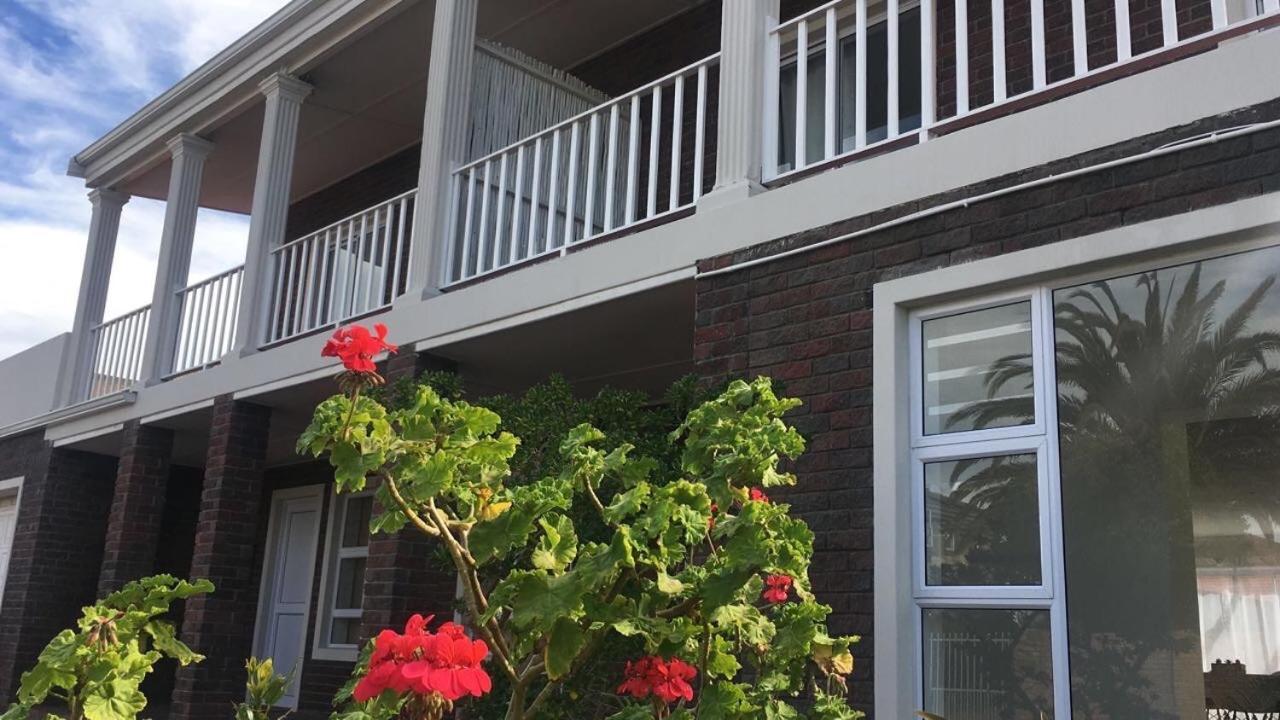 Sunset Beach Living Guesthouse Кейптаун Екстериор снимка